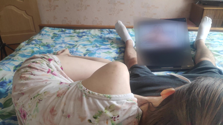 Sasha Green: Masturba e chupa pau para o meio-irmão enquanto assiste pornô
