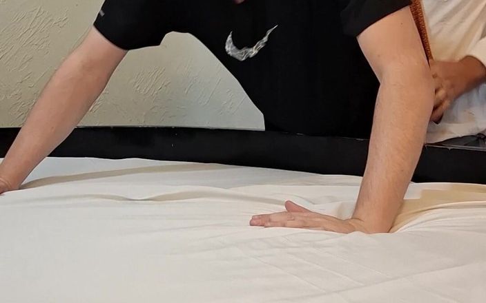Combat and fetish: Un gros patron punit son employée