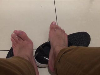 Manly foot: Toilet umum - menguji untuk melihat apakah pria di warung sebelahku...