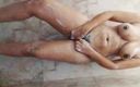 Riya Thakur: Adolescentă desi sexy își fute pizda cu degetele la duș