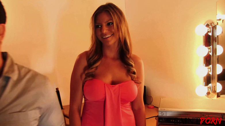 SaintPorn: दाई माफी कमाने के लिए Brianna और talon को मजा देती है