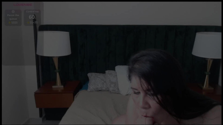 Kira Geiner: Обнаженное секс-шоу, милфа мастурбирует большую задницу, показывает пальцами в киске, часть 1