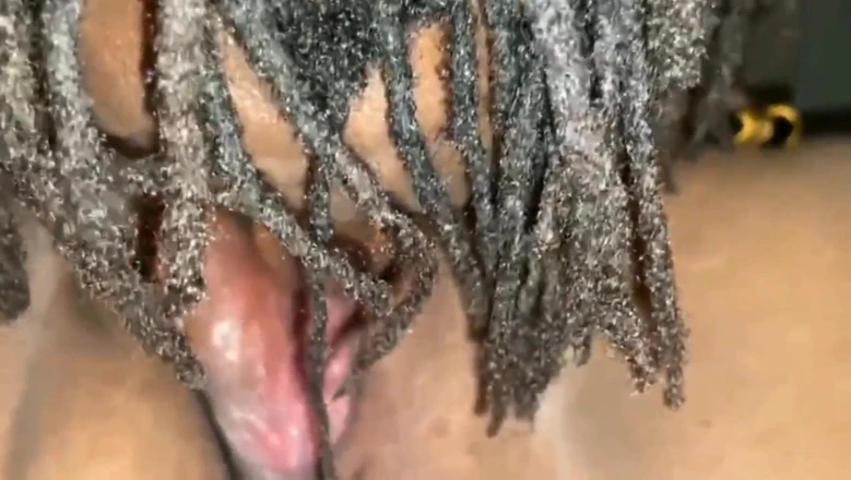 Real homemade BBW BBC porn: 夫は私のマンコを舐め、顔は私のマンコを激しく深く打ちます