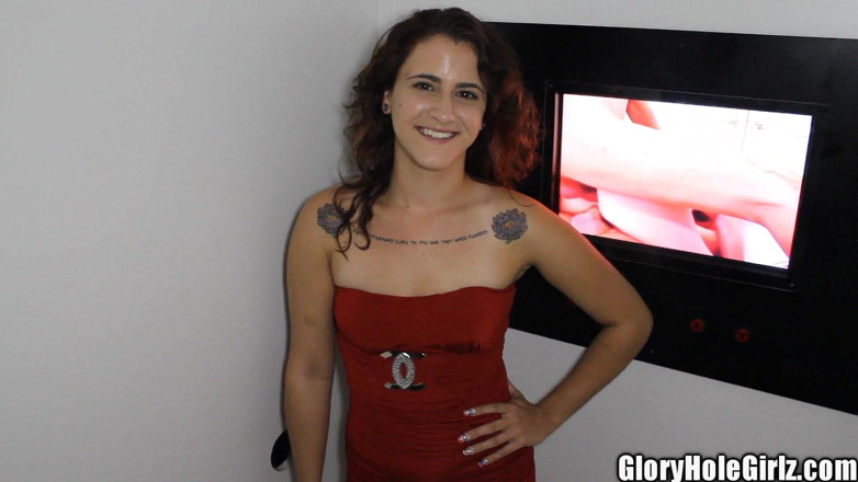 Glory Hole Girlz: Pelacur jalang hot ini lagi asik nyepong dan ngentot memek...