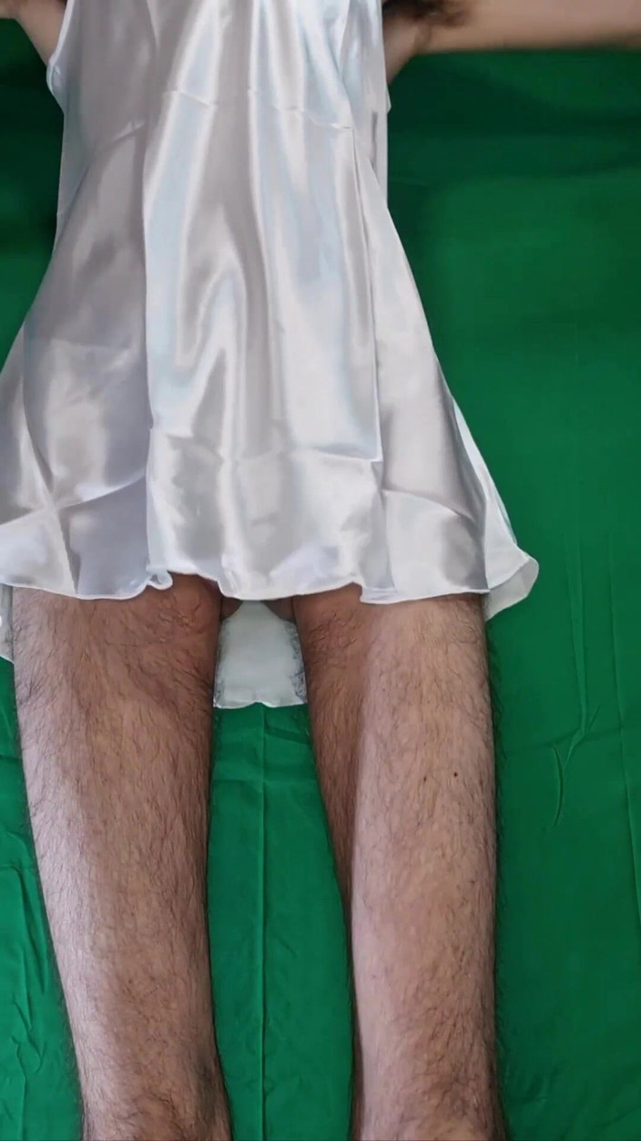 HeIsSooThin: Nattklänning och blomma-y sömlös rem