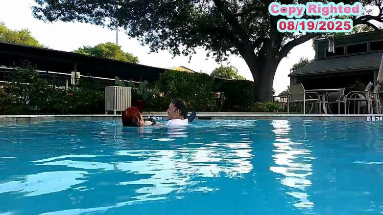 BBW nurse Vicki adventures with friends: 护士vicki和英俊的哈利在游泳池里接吻很有趣！