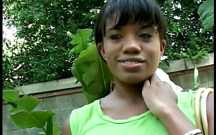 Whites on Blacks: Une douce adolescente noire à forte poitrine essaye une énorme bite