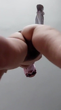 Ibu-ibu amatir lagi asik yoga bugil, memek berbulu, pantat montok, toket besar. Pijat amatir dengan vibrator bugil rambut cokelat.