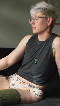 Jaq Quicksilver, bombasse non lesbienne, vous séduit avec un gode ceinture en bois dur - Jeu de rôle immersif avec un gode ceinture queer Alt