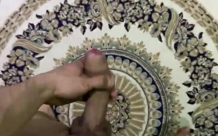 Max_Russell: Chico masturbándose en la alfombra