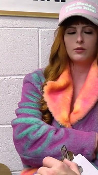 La punition de MYLF, rousse à forte poitrine, se transforme en réveil sexuel pendant qu’elle se soumet à la bite de la police