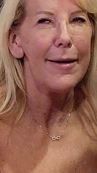 Si rambut coklat Eand blonde dalam kamera