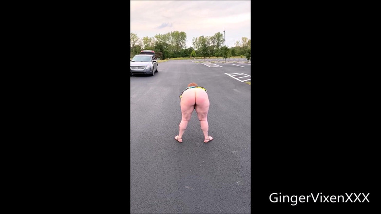 GingerVixen.XXX: 点滅するスクーター露出狂
