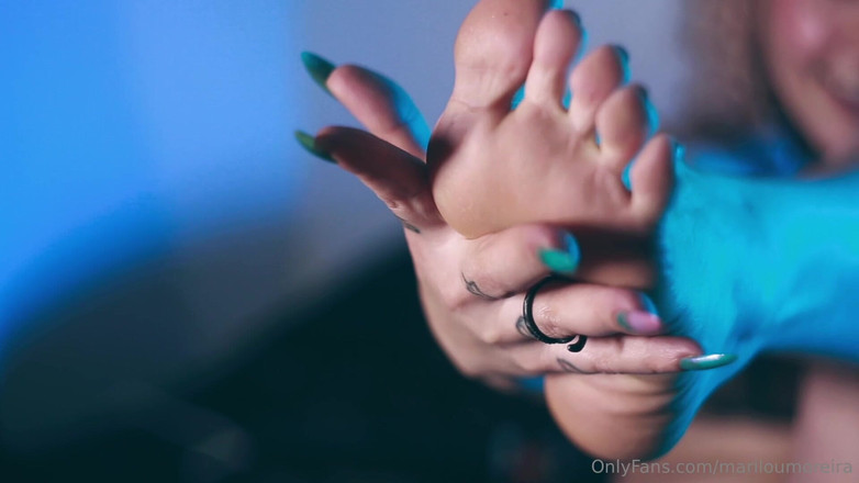 MariLou Moreira: Смотри, как я подпрыгиваю на этом гигантском дилдо, пока я кончу! Часть 1