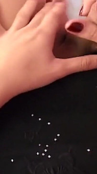 金发女郎用手指抽插湿润的阴户达到颤抖的高潮