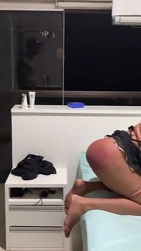 Lui lécher le cul et pisser pour boire