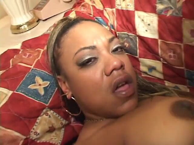 Give me BBW: Curva negresă cu țâțe mari areole și picioare mari este futută în pizdă