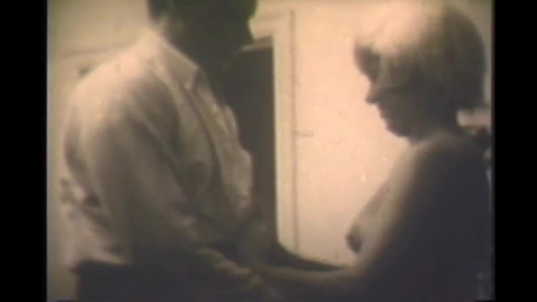 Vintage megastore: Gagici păroase futute și umplute de spermă în sex în grup cu schimb...