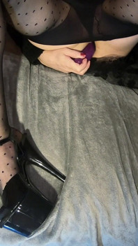 Elegantní Trans Ladyslut Daphne v punčochách a vysokých podpatcích šuká sama sebe do zadku