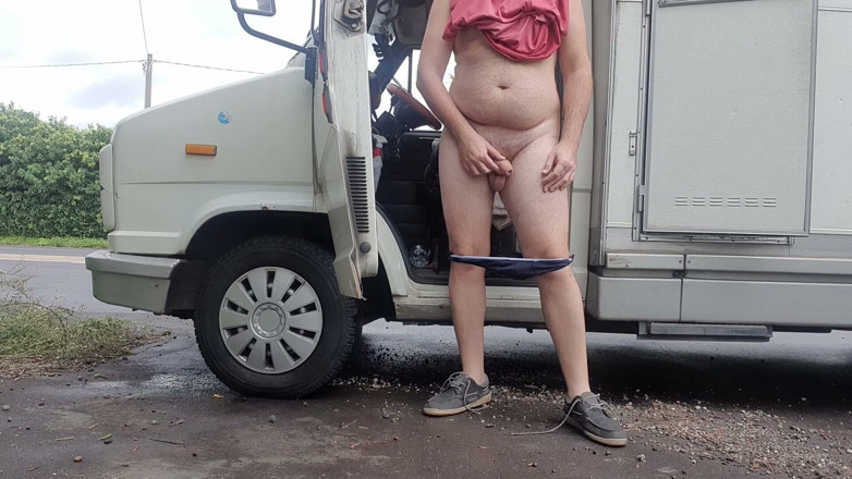 Mirko2589: Nud lângă o stradă