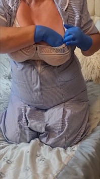Julie Cunningham, infirmière coquine , révèle son soutien-gorge et taquine ses seins énormes