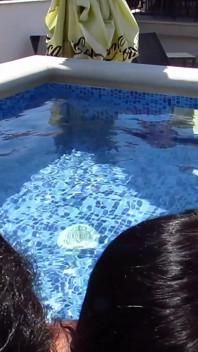 Sex în trei jacuzzi - femeie latino sexy și negresă suge pula - Kiki Minaj și Bella Diosa
