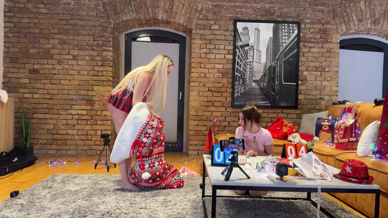 Leon Lambert Girls Twerk Parties CFNM: Due ragazze un ragazzo molti regali e una mini roulette...