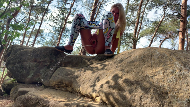 Claudia Macc: Pisse dans la nature