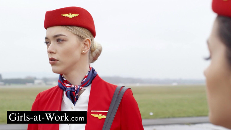 Girls At Work: Viertal met de stewardessen in een privé-jet