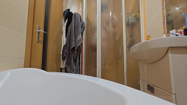 HNC Productions: Cewek semok ini lagi mandi bareng-bareng di kamar mandi, cukur...