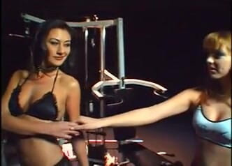 Outdoor pervs: Ateşli lezbiyen üçlü grup seks tüm deliklerini kullanıyor