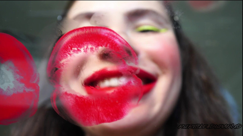 Rarible Diamond: Messy Red Kiss + Plivat fetiš líbání