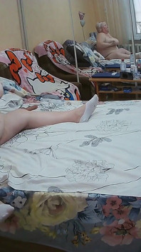 Madrasta com peitões se masturba com um brinquedo