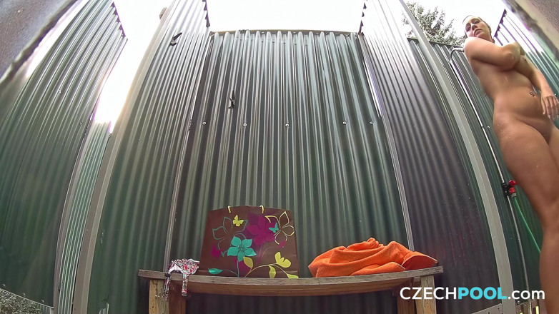 Czech Pool: Piscina ceca 52: la bellezza tettona trafitto si bagna e si...