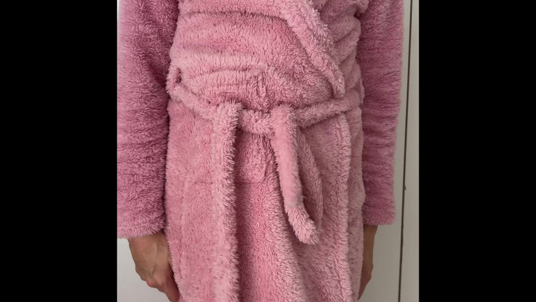 Kinky Princess: Femboy transvestitin modeliert outfits unbeholfen