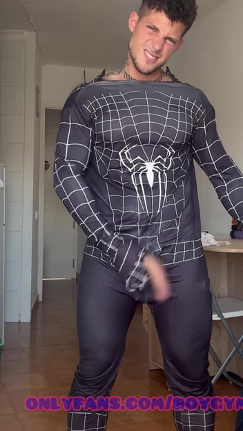 BoyGym: Boygym Spiderman Tiktok överraskning med stor kuk