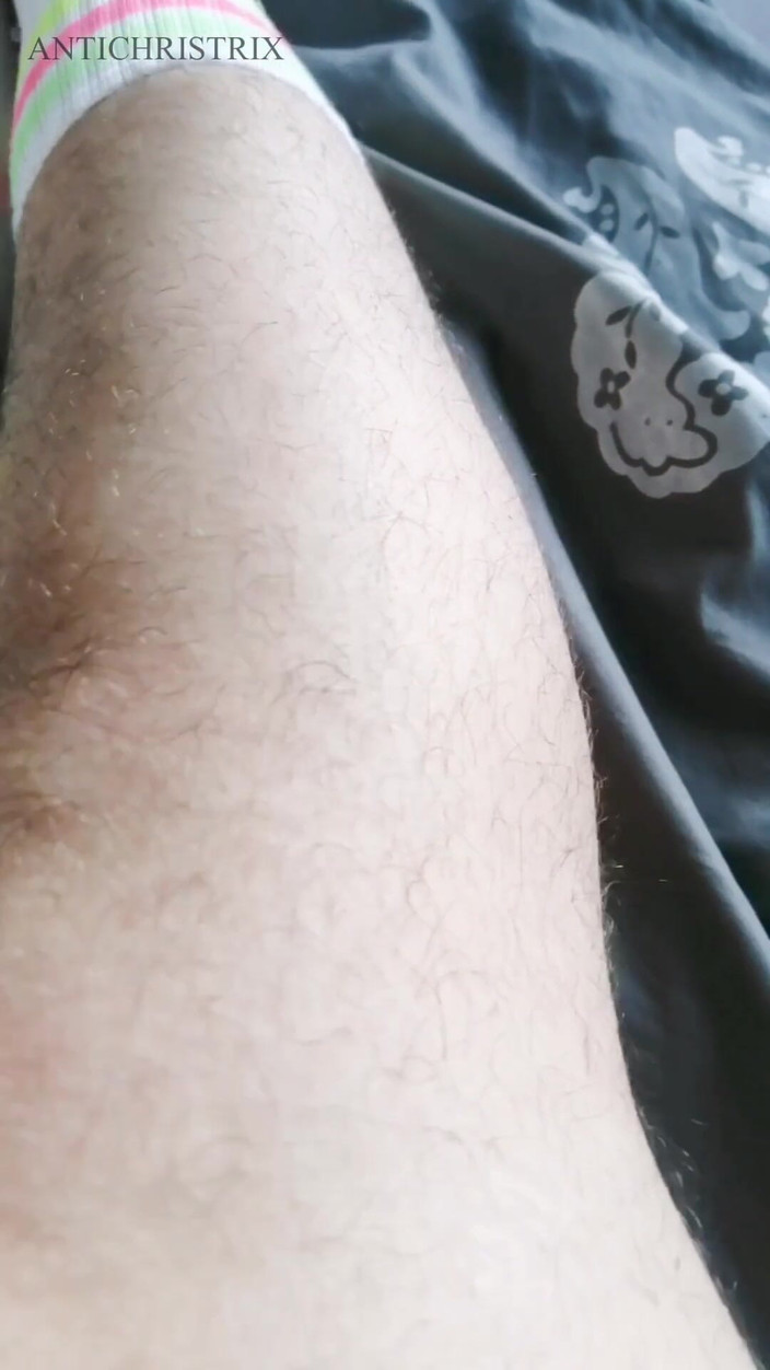 The Antichristrix: Kaki semulajadi mengusik berbulu dan sensual