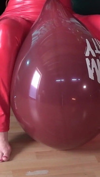 Barefoot Latex MILF Is Playing with the Balloon