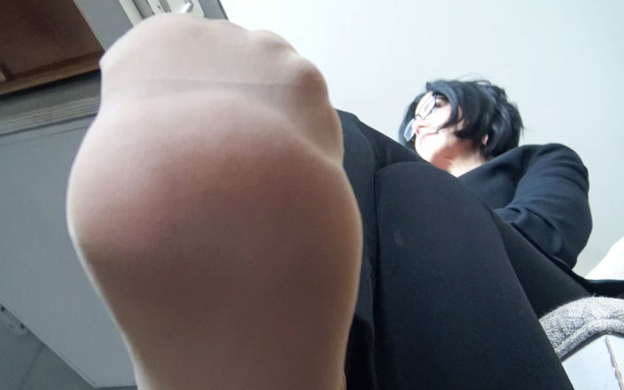 Goddess zephy: An den füßen meiner mit nylon gekleideten chefin ignoriert!