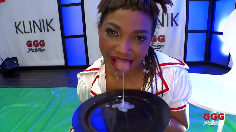 DEUTSCHLAN PORNO XXX: Loira e negra puta engolem mijo e porra em Ggg...