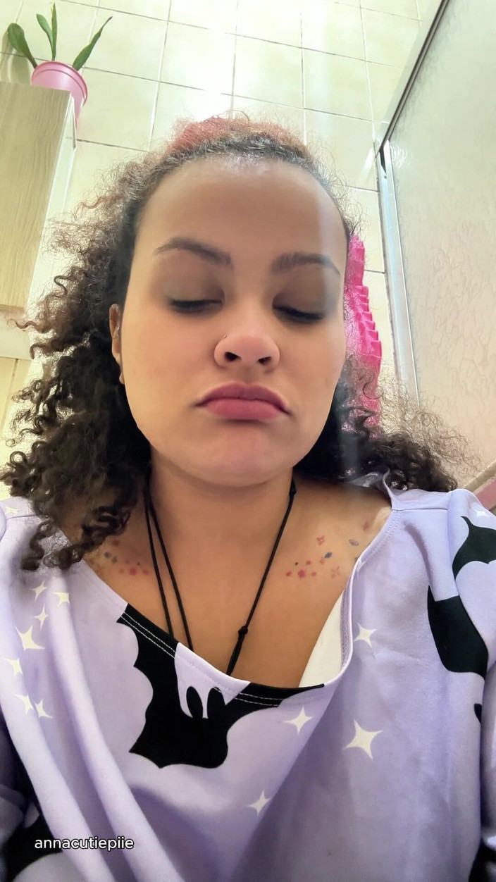 Cutiepiie Chubby: Chica intolerante con leche gasa en el baño y pedos