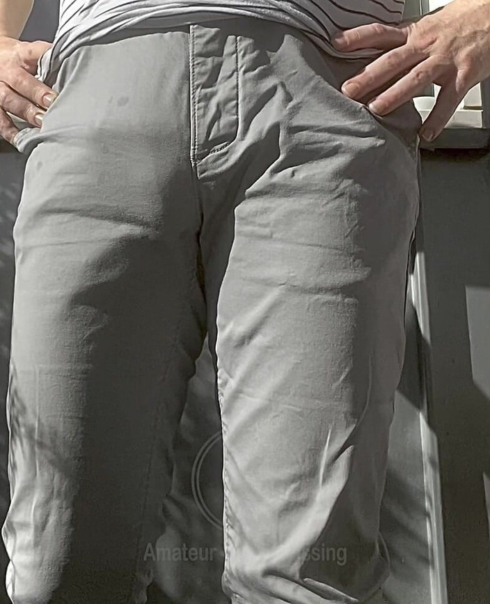 AmateurBoysPissing: Jules si smáčí šedé kalhoty a vystavuje svého semi-tvrdého ptáka přes...