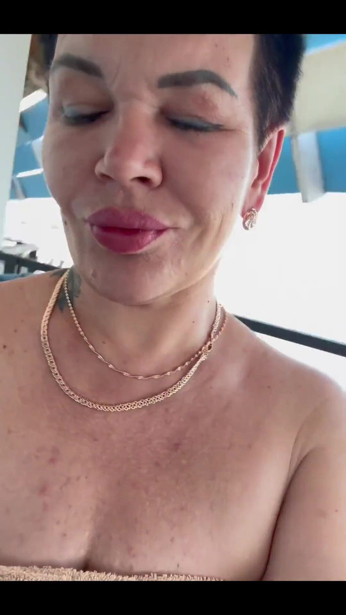 KarmenMilf: Экстремал на балконе у моря, ласкаю себя, мою киску
