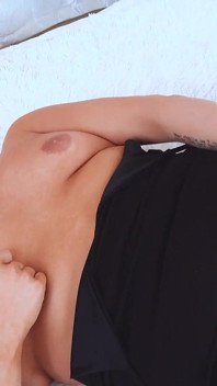 Trans BBW hottie Naomi Moan jacks off