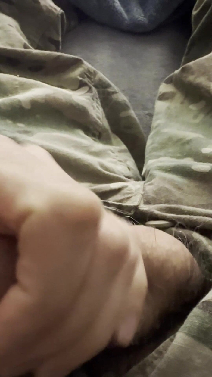 Gay Soldier Stuff: Geiler Soldat wichst vor der Arbeit in uniform, zeigt seine...