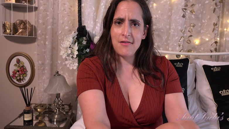 Aunt Judy's: Auntjudys - MILF bertetek besar awak Landlady Lorelei - Pantyhose pov