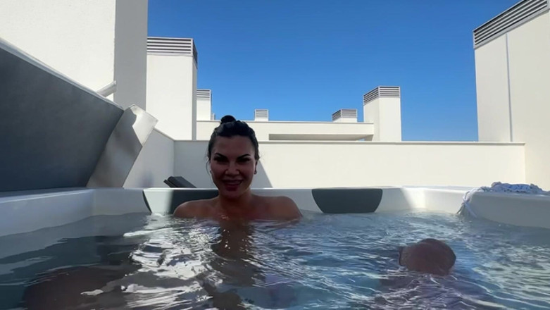 Jasmine Jae: Outdoor-Whirlpool mit einem fan