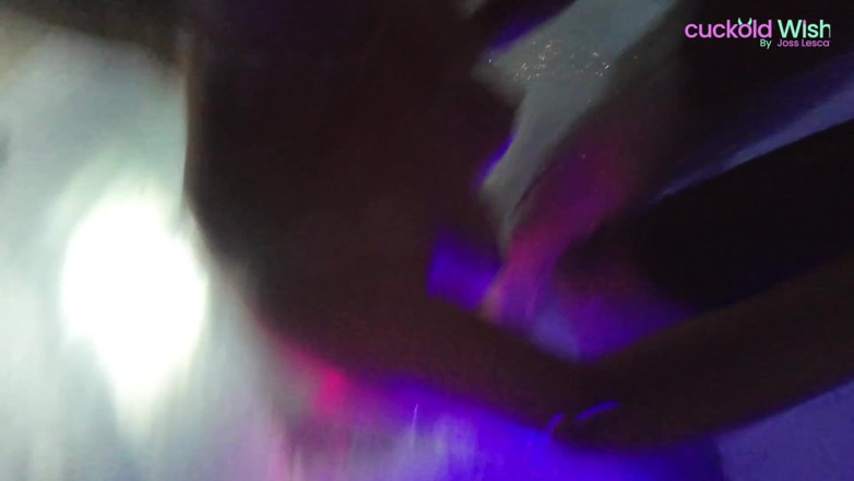 Joss for Cuckold wish: Paola and Fuckfriends in Jacuzzi. 304
