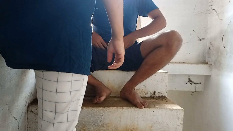 Queenrima: 哥发现我在楼梯上摇晃我的鸡巴，然后让我在房间里释放它