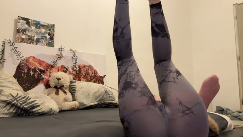 Miley Grey: La ragazza squirta in leggings grigi